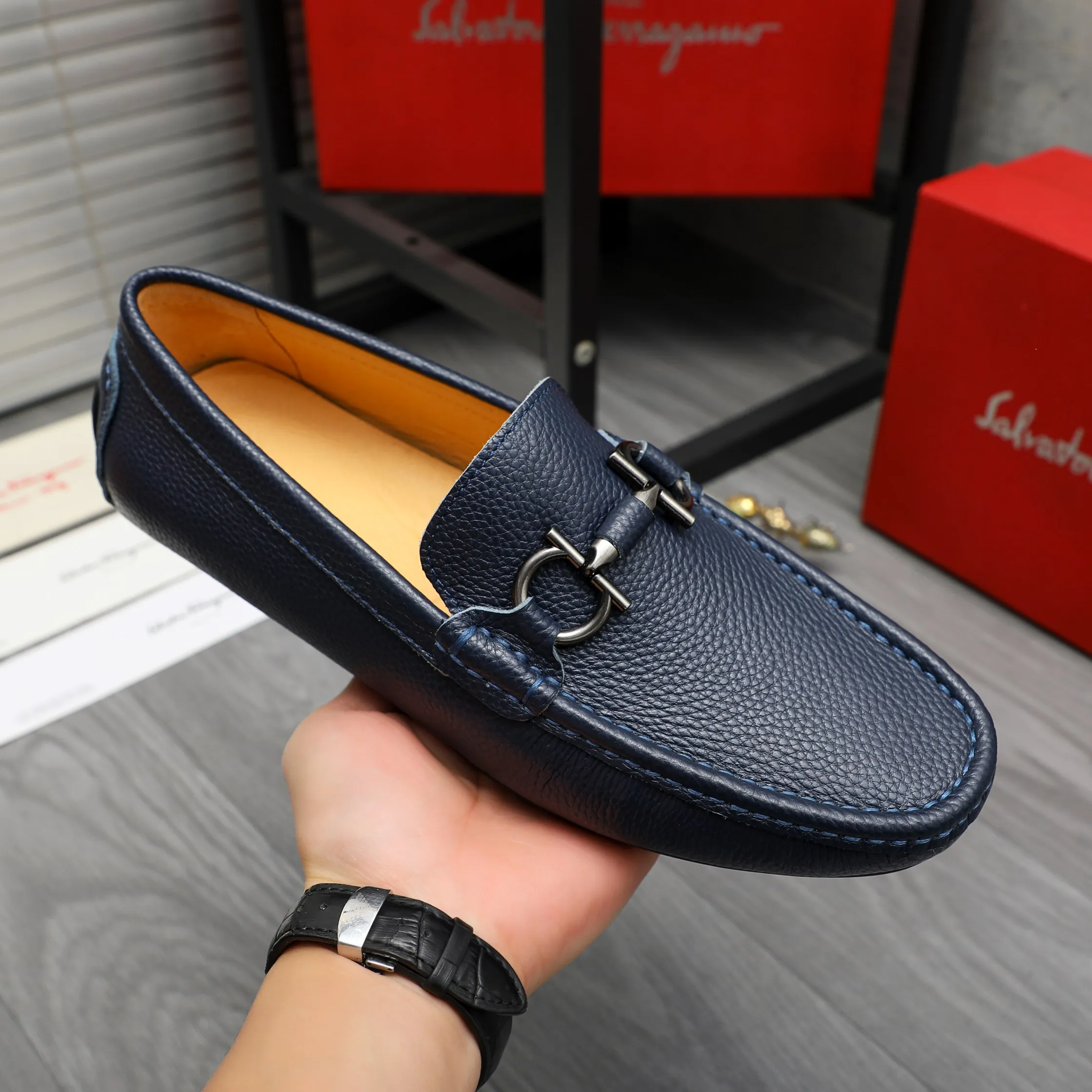 Men's shoes 💰p380 Product trademark: Ferragamo " Ferragamo ] Casual slip-on men's shoes Regular size: 38-45 Product material: Selected pebbled cowhide upper, pigskin lining, rubber outsole